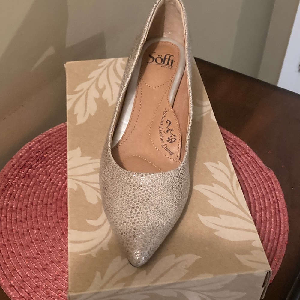 Goldish tan colored pumps.. Size 8 made by Softi. In perfect shape.